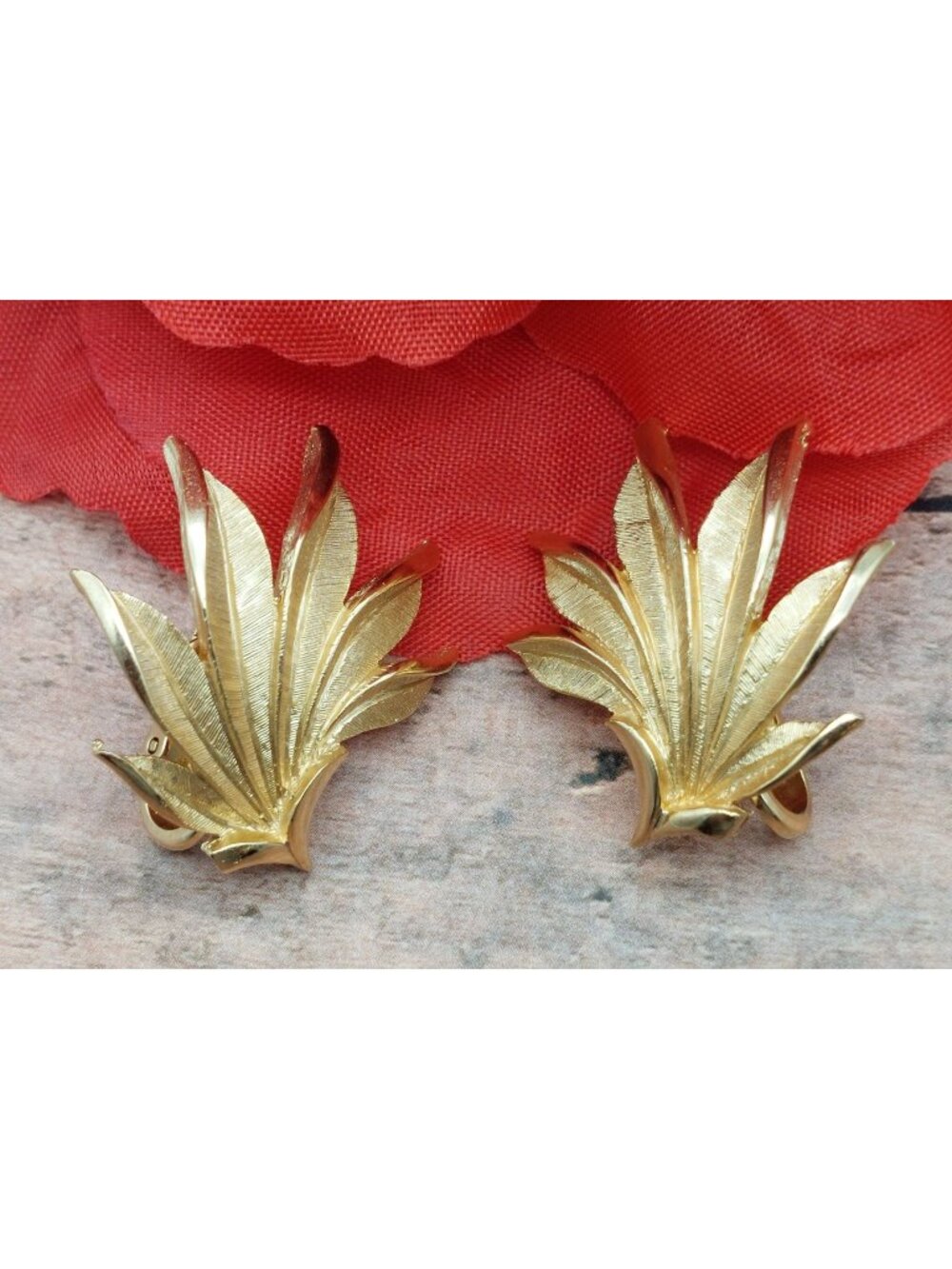 Vintage Crown Trifari Large Clip Earrings Brushed Gold Tone Leaves Feathers